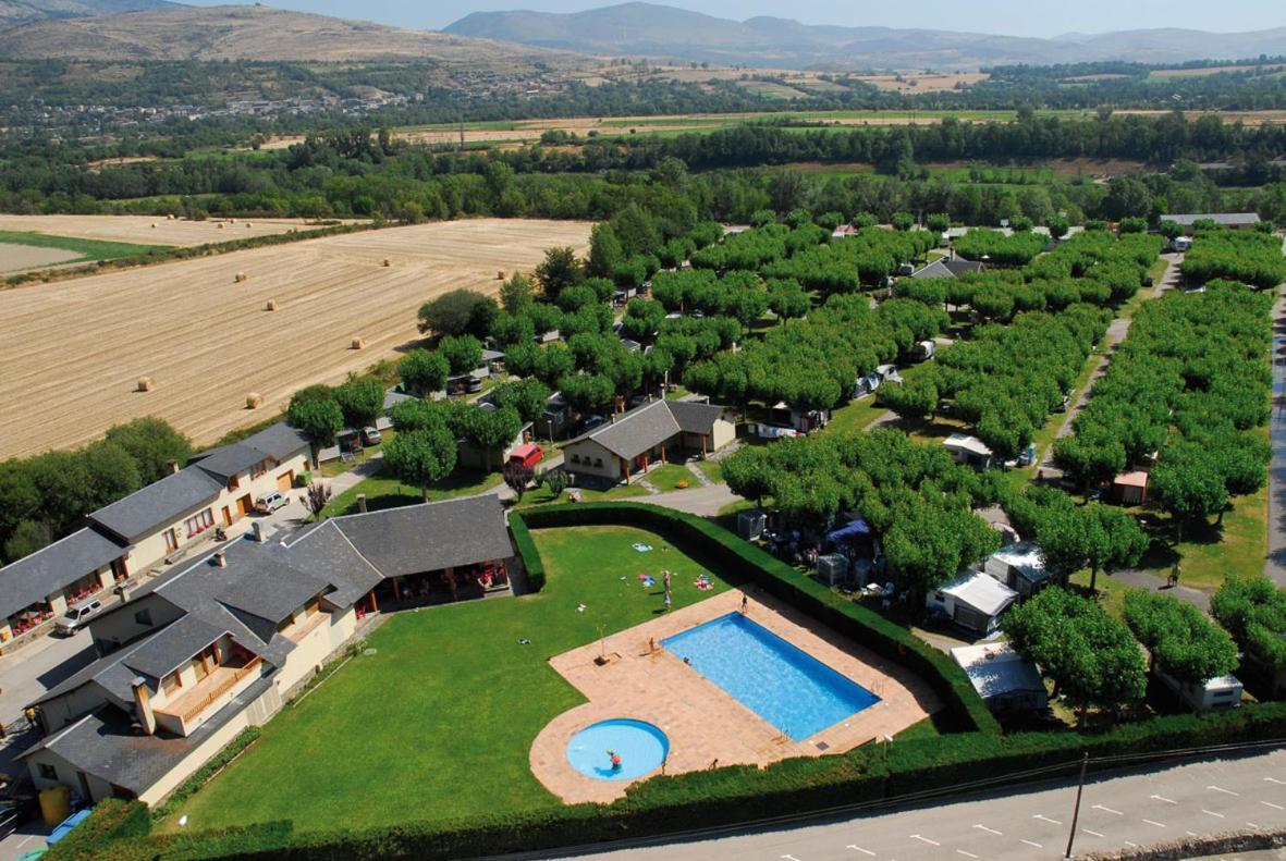 Bungalows Pirineus Guils de Cerdana Bagian luar foto